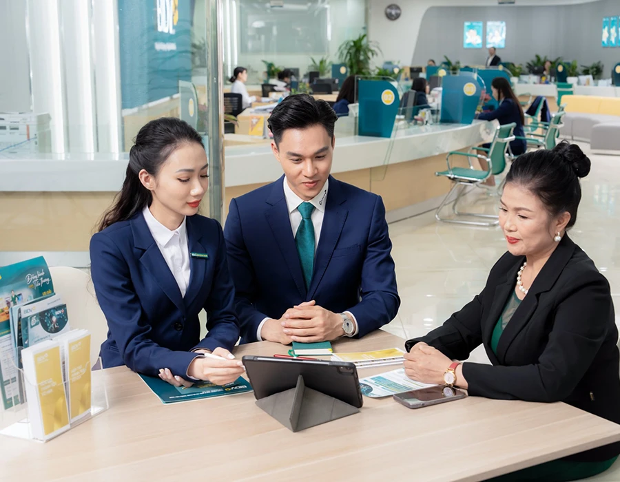 Hiện đang diễn ra cuộc cạnh tranh lãi suất và cả chính sách cho vay khốc liệt giữa các ngân hàng thương mại. Ảnh: THÙY LINH cho vay