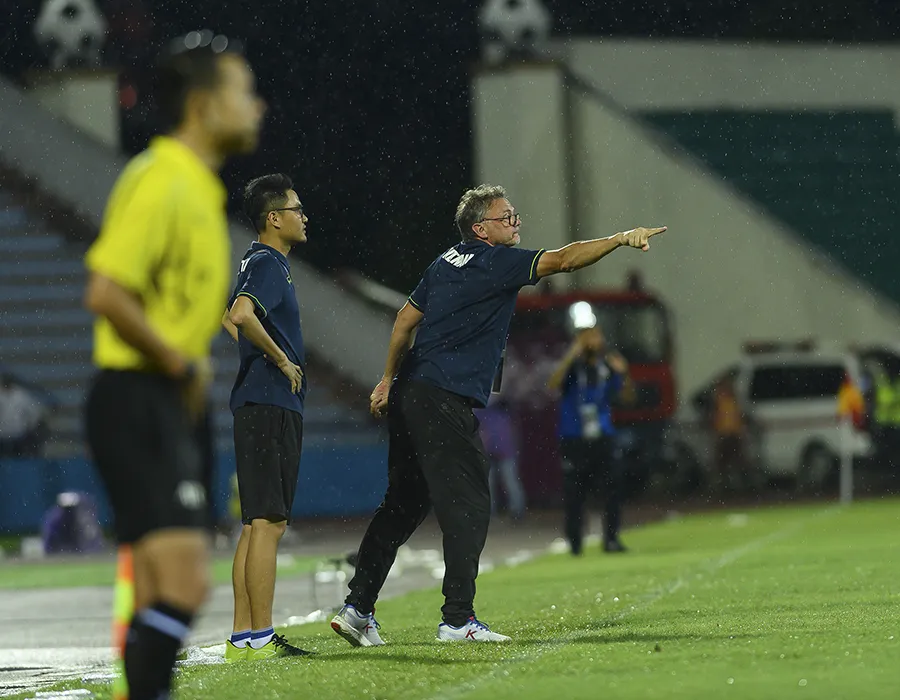 Ông Troussier cần tập trung vào chuyên môn hơn là trách móc người hâm mộ