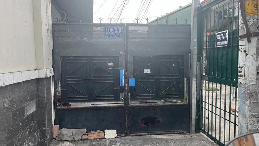 Mỗi lần ra vào nhà, cụ Hiếu phải liên hệ nhờ bà C mở cửa. Ảnh: AN BÌNH lối đi