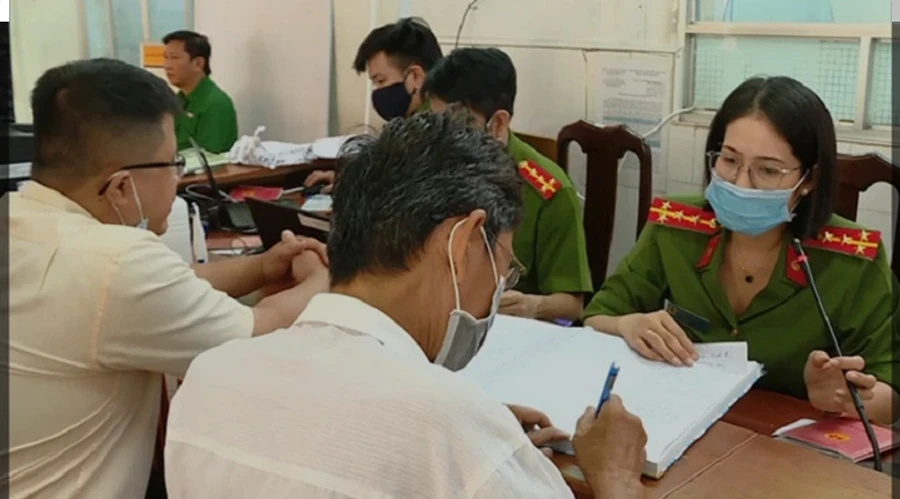 Người dân đến cơ quan công an thực hiện các thủ tục hành chính. Ảnh: NT hợp đồng cho ở nhờ