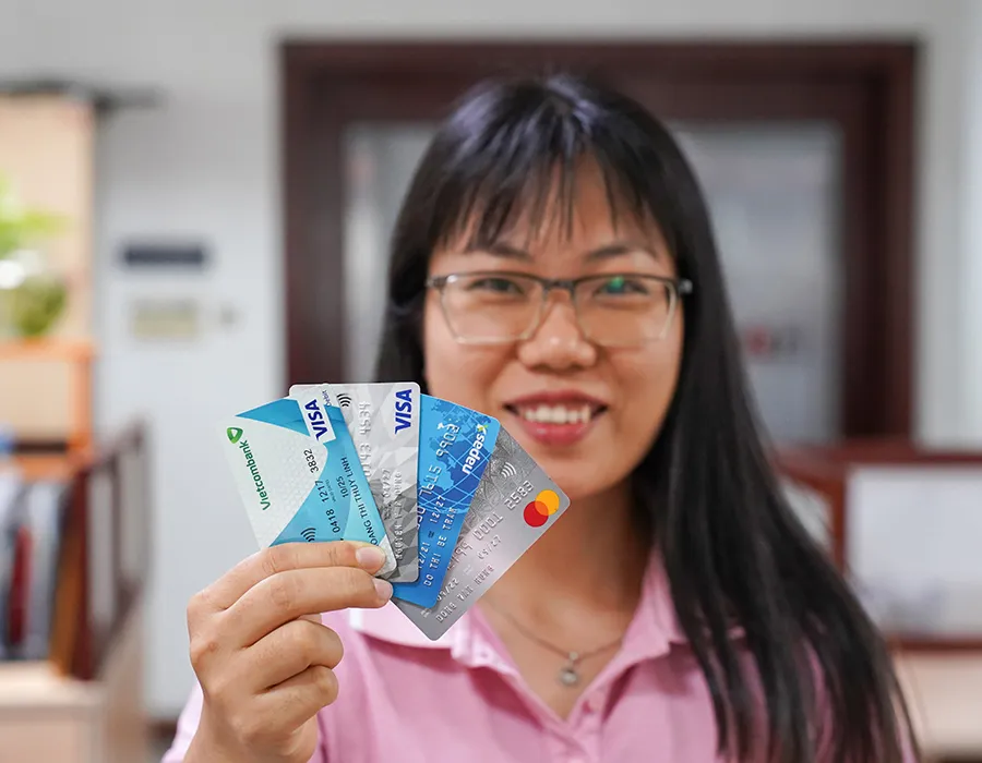 Nhiều người dù mở rất nhiều thẻ song chỉ xài thường xuyên một, hai thẻ vẫn phải đóng phí. Ảnh: MINH HOÀNG mo the.jpg