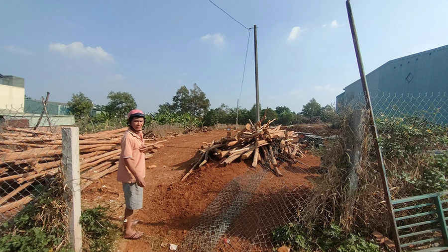 Lô đất ông Ngô Văn Bản cần chuyển đổi mục đích sử dụng và hợp thửa bị vướng khi xin cấp sổ hồng. Ảnh: LÊ KIẾN Nhiều hộ dân ở Gia Lai bị vướng trong cấp sổ hồng