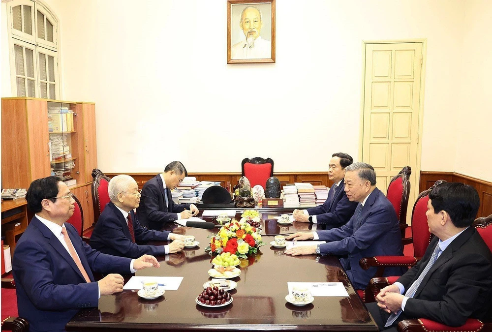 Hội nghị Trung ương 9 kiện toàn nhân sự cấp cao. Trong ảnh: Sau Hội nghị Trung ương 9, Bộ Chính trị họp các lãnh đạo chủ chốt. Ảnh: TTXVN Hội nghị Trung ương 9 kiện toàn nhân sự cấp cao. Trong ảnh: Sau Hội nghị Trung ương 9, Bộ Chính trị họp các lãnh đạo chủ chốt. Ảnh: TTXVN