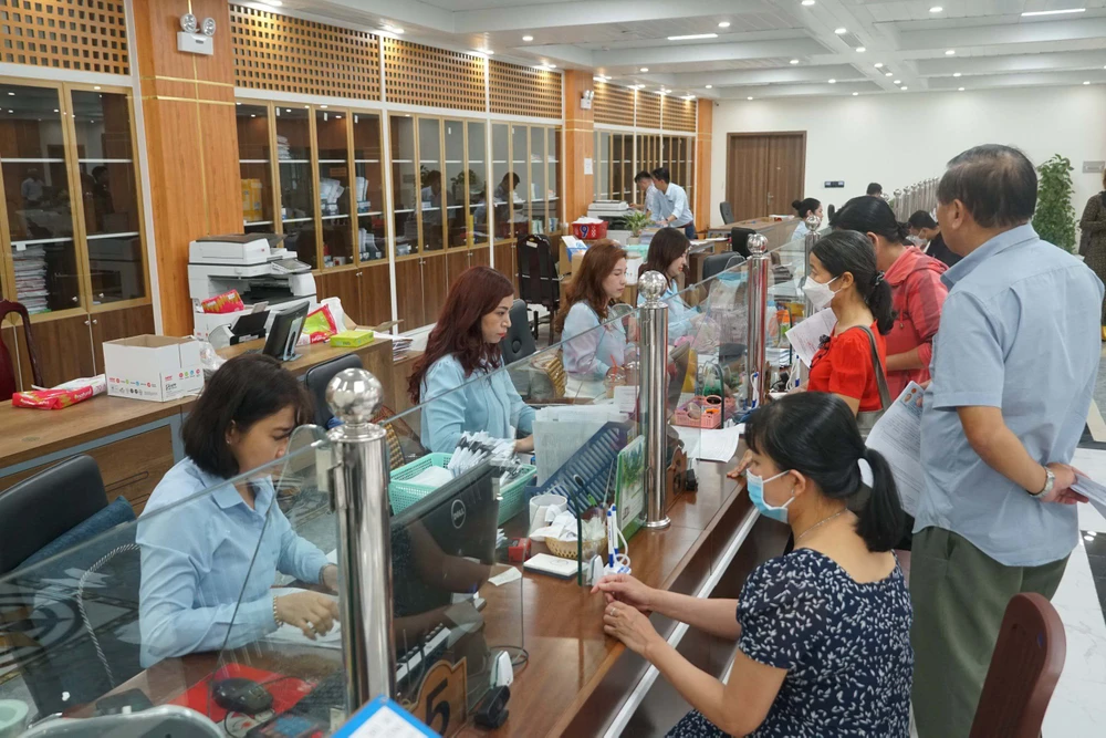 Người dân đến cơ quan BHXH TP.HCM thực hiện các thủ tục liên quan đến BHXH. Ảnh: NH 3 cách tránh bị lừa khi cập nhật thông tin trên VssID