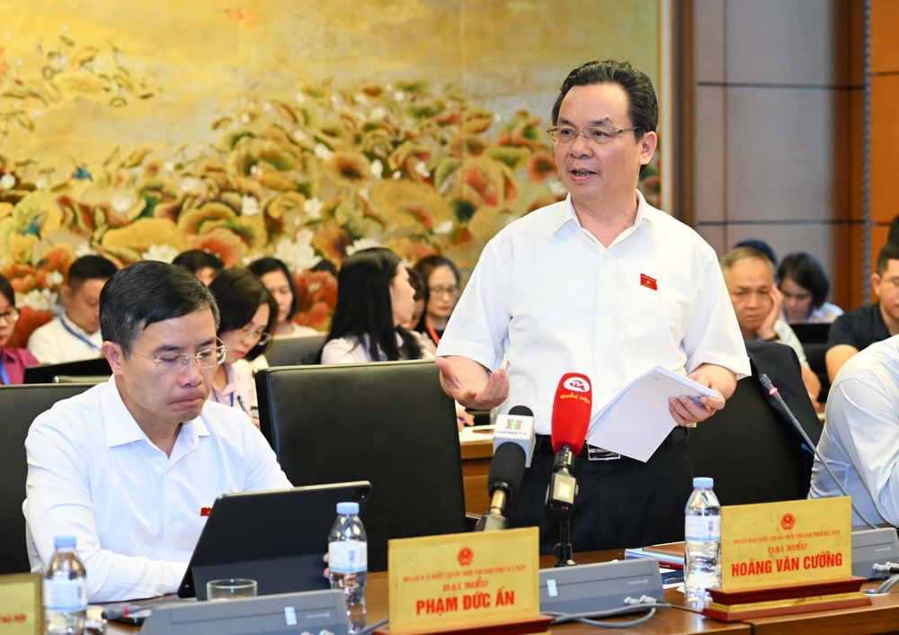 Đại biểu Hoàng Văn Cường (đoàn Hà Nội) bày tỏ băn khoăn về mục tiêu của đấu thầu vàng. Ảnh: QH p5-mau-hoang-van-cuong.jpg