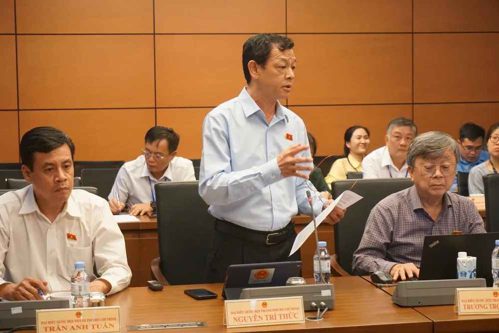 Đại biểu Nguyễn Tri Thức, Giám đốc BV Chợ Rẫy (TP.HCM), phát biểu tại phiên thảo luận tổ chiều 18-6. Ảnh: NGUYỄN THẢO Thảo luận về việc bán thuốc online