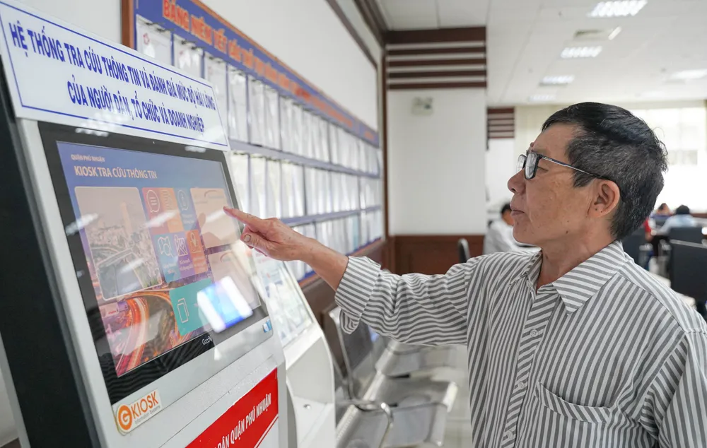 Người dân đang đánh giá mức độ hài lòng về sự phục vụ của cán bộ, công chức tại bộ phận một cửa UBND quận Phú Nhuận. Ảnh: THUẬN VĂN p3-anh-chinh-sap-xep-huyen-xa.jpg