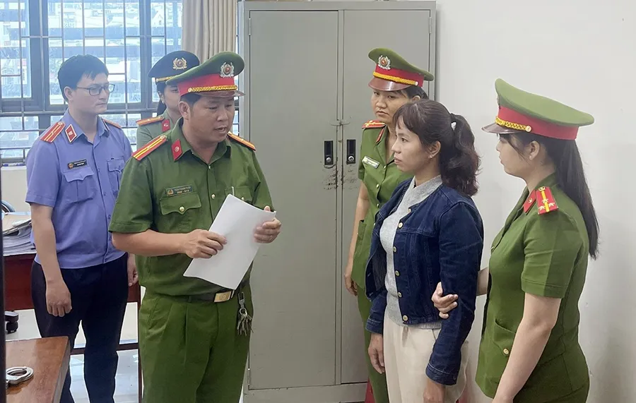 Cơ quan điều tra đọc lệnh bắt tạm giam Nguyễn Thị Ngọc Lan.Ảnh:PHÚ NHUẬN p5_chinh_chuyende_thientrieunamquoc_ttam.jpg