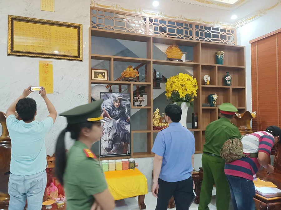 Khắp nơi trong ngôi biệt thự đều dán bùa chú rất quái dị, kỳ lạ. p5_phu1_thientrieunamquoc_phuongnam_ttam.jpg