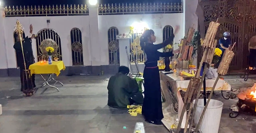 Một buổi cúng bái quái dị của gia đình bà Nguyễn Thị Ngọc Lan trong ngôi biệt thự ở Thiện Nghiệp. Tà đạo 'Thiên Triều Nam Quốc' ở Bình Thuận - Bài 2: Giăng bẫy thông tin, thao túng tâm lý