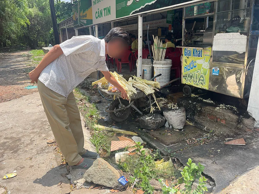 Ông T phản ánh hố ga bị hư làm nước thải tràn ra ngoài gây ảnh hưởng đến sinh hoạt của ông. Ảnh: TM hố ga nước thải