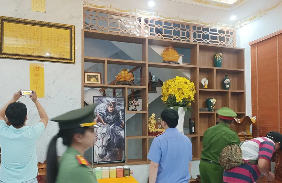 Khắp nơi trong ngôi biệt thự gia đình bà Lan dán bùa chú của 'Thiên Triều Nam Quốc'. Ảnh: PHÚ NHUẬN P45_PHU_nguyenhinh_ttam.jpg