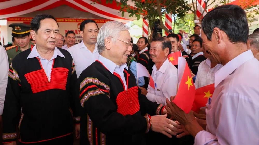 Tổng Bí thư Nguyễn Phú Trọng ân cần thăm hỏi bà con các dân tộc trong dịp thăm tỉnh Đắk Lắk. Ảnh: HOÀNG GIA p4+5-box.jpg