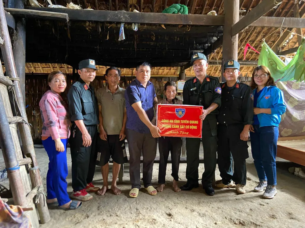 Đơn vị tổ chức trao hàng chục phần quà cho những gia đình khó khăn. Ảnh: PV Đơn vị tổ chức trao hàng chục phần quà cho những gia đình khó khăn. Ảnh: PV