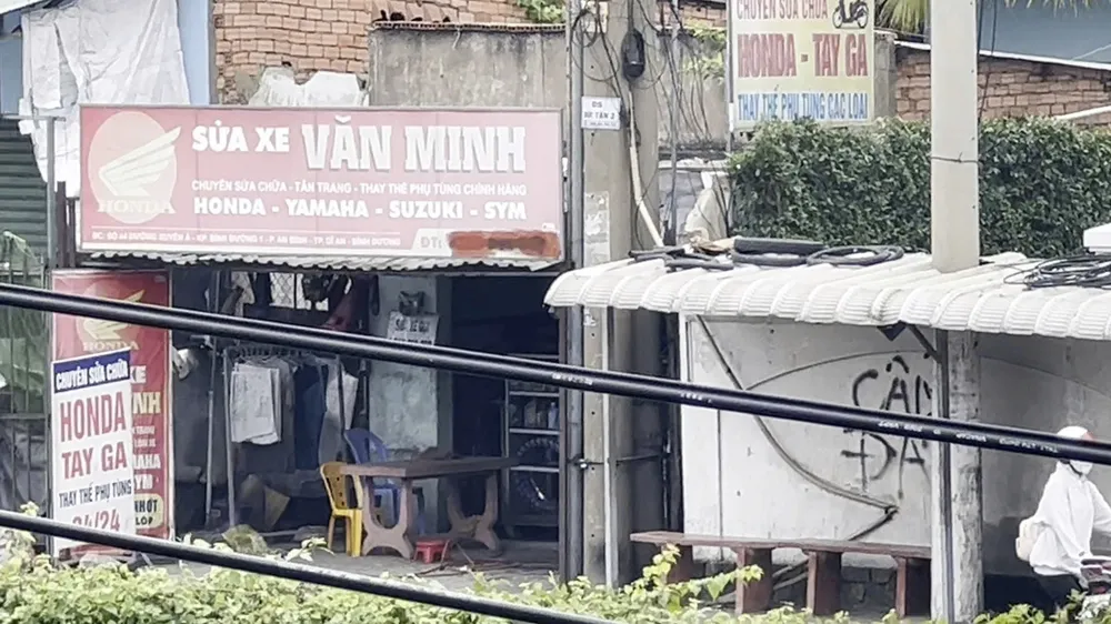Tiệm sửa xe của Đàm Văn Long. Điều tra: Chiêu trò phá xe của khách trên các quốc lộ - Bài 1: Cận cảnh chủ tiệm rạch lốp, phá xe ở khu cầu vượt Linh Xuân