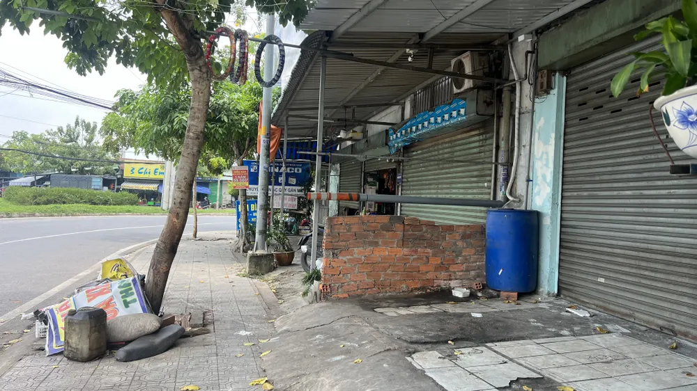 Các tiệm sửa xe từng được ghi nhận phá xe của khách hiện đóng cửa nhiều ngày trước. Ảnh: NHÓM PV Hinh_2-P5_Chinh.jpg