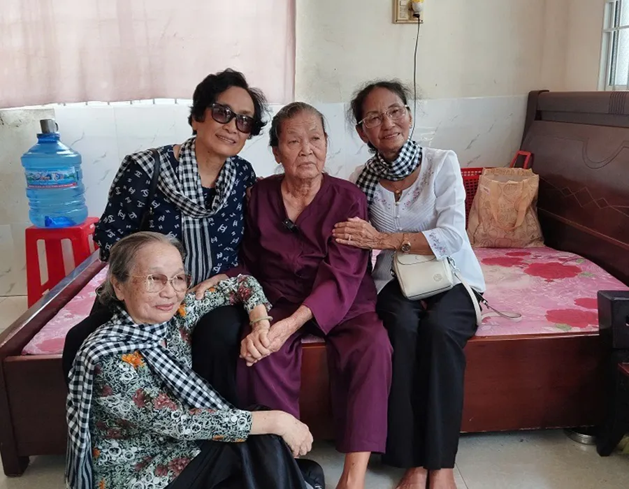 Bà Bảy Cư (thứ hai từ phải sang), người bứng cây vú sữa để má Sảnh gửi tặng Bác Hồ. Ảnh: TRANG THĂM ANHBAICHINHP17_2.jpg
