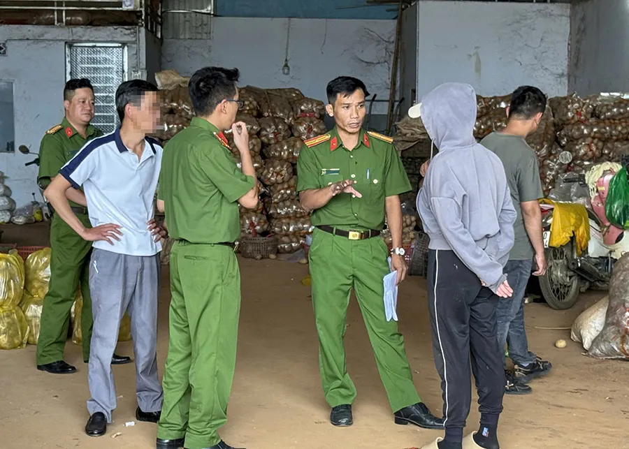 Công an tỉnh Lâm Đồng cùng Công an huyện Đức Trọng kiểm tra vựa khoai tây Toàn Luyện. Ảnh: M.HẬU P5-anh mau.jpg