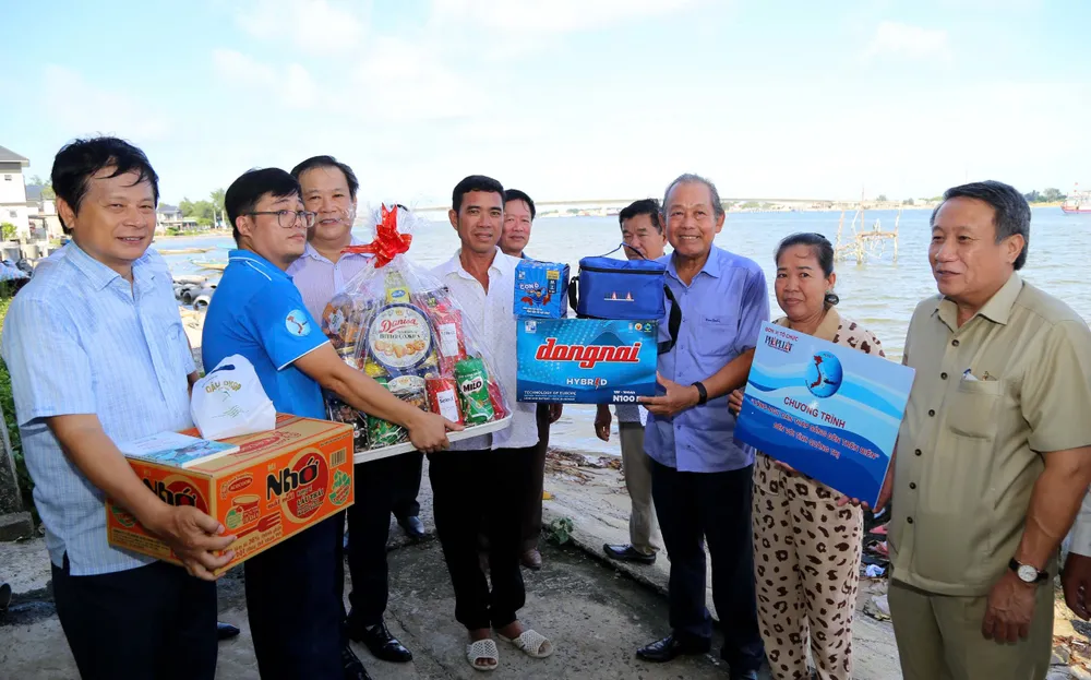 'Cùng ngư dân thắp sáng đèn trên biển' rất thiết thực