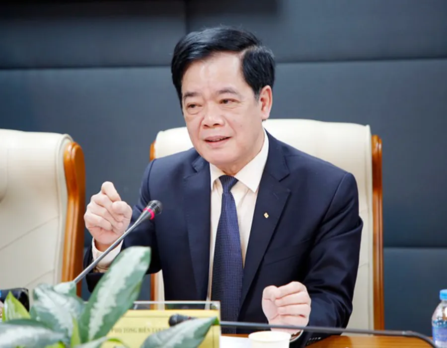 TS Nhị Lê: “Chúng ta đã qua cái thời lỗi gì, vấn nạn gì liên quan đến tham nhũng, tiêu cực, nhất là vấn đề “thân hữu” cũng đổ lỗi cho hoàn cảnh, mà cụ thể là pháp lý, cơ chế”. Ảnh: DAIBIEUNHANDAN Ảnh 2_Nhà báo Nhị Lê.jpg
