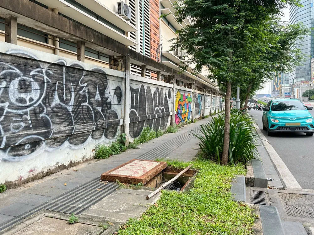 Bức tường dọc đường Tôn Đức Thắng (quận 1, TP.HCM) bị phủ kín nét vẽ bậy. Ảnh: TRẦN MINH nạn vẽ bậy