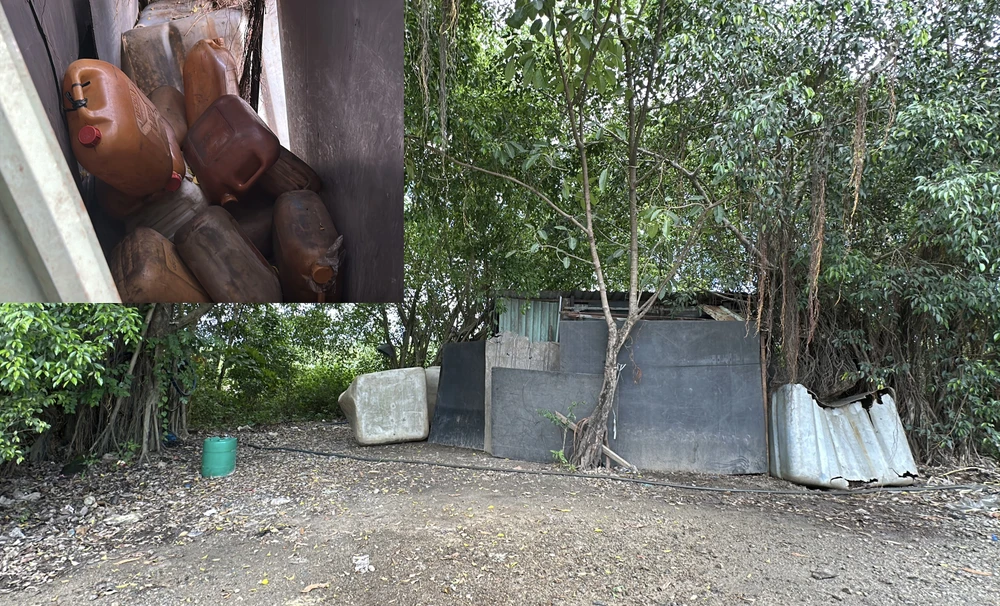 Chòi tôn bà Lan xây dựng trên Quốc lộ 1 để phục vụ việc thu mua dầu từ các tài xế, bên trong là hàng chục can dầu loại 20-30 lít nhằm phục vụ hoạt động thu mua. Ảnh trong bài: YÊN - TRƯỜNG