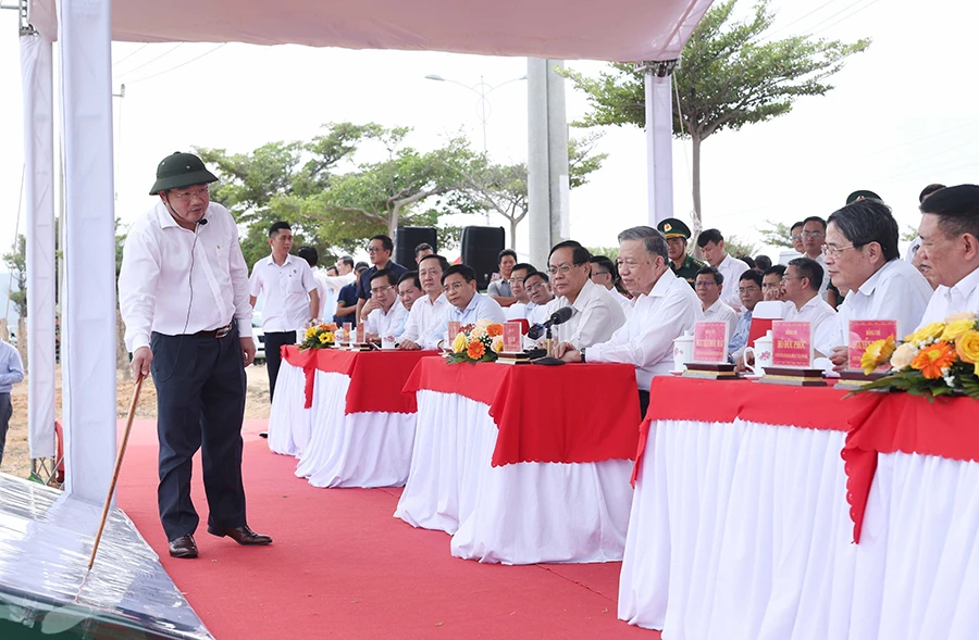 Tổng Bí thư Tô Lâm quan sát vị trí quy hoạch Nhà máy điện hạt nhân Ninh Thuận 1. Ảnh: TTXVN