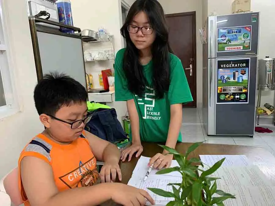 Người dân sinh hoạt trong căn hộ NƠXH khang trang ở quận Bình Tân, TP.HCM. Ảnh: THÙY TRANG anh phu 8.jpg