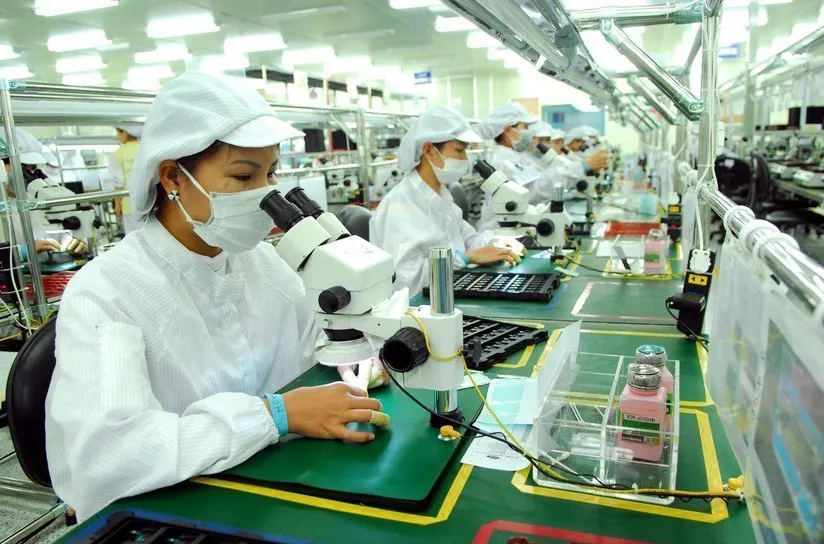 Sản xuất linh kiện điện tử tại một công ty trong Khu công nghiệp Lương Sơn (Hòa Bình). Ảnh: TTXVN p4-thay anh.jpg