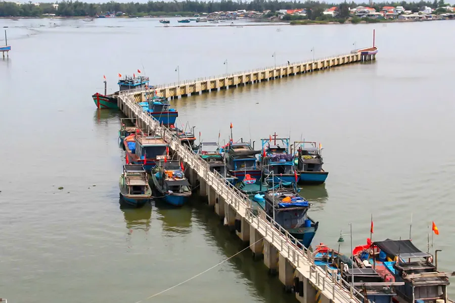 Tàu cá neo đậu ở cảng cá Thuận An. Ảnh: NGUYỄN DO P23_Chinh_h2.jpg
