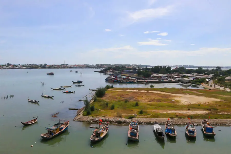 Tàu thuyền vào bán cá tại cảng cá Thuận An (TP Huế). Ảnh: NGUYỄN DO P3_Cot phai.jpg