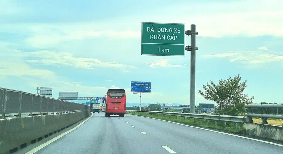 Việc lưu thông trên tuyến đường có bốn làn xe hạn chế gây ức chế cho người lái xe khi đường hẹp và xe phía trước có thể dừng giữa đường bất cứ lúc nào. Ảnh: V.LONG