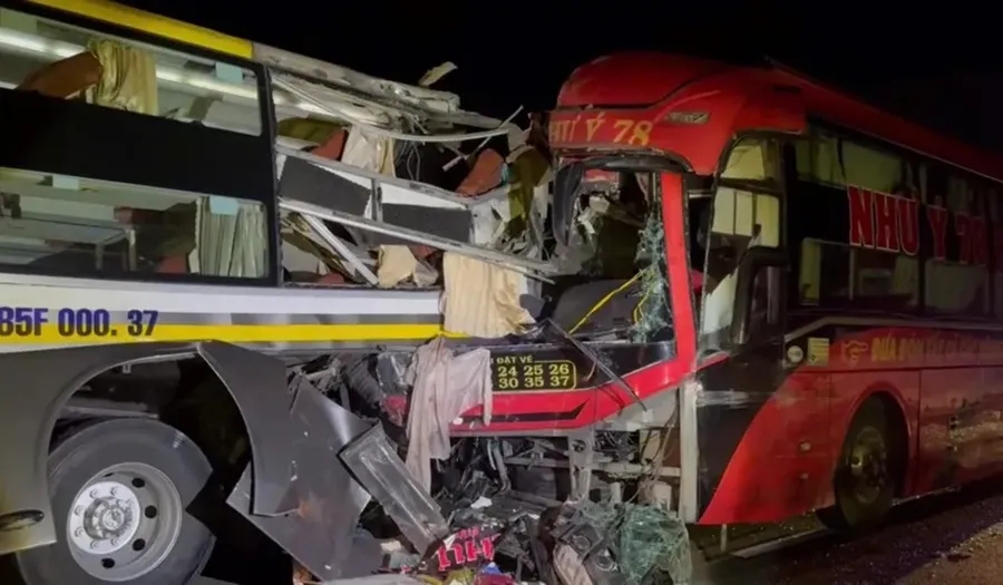 Hiện trường vụ tai nạn trên cao tốc Vĩnh Hảo - Phan Thiết khiến ba người tử vong và nhiều người bị thương. Ảnh: P.NAM