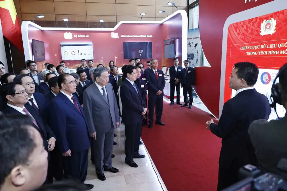 Tổng Bí thư Tô Lâm cùng các đại biểu tham quan các sản phẩm công nghệ tại Hội nghị toàn quốc quán triệt Nghị quyết 57 của Bộ Chính trị về đột phá phát triển khoa học, công nghệ, đổi mới sáng tạo và chuyển đổi số quốc gia, ngày 13-1. Ảnh: NHƯ Ý