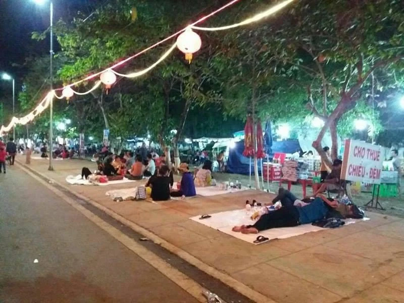 Nhiều người ngủ lại trên đường đi 