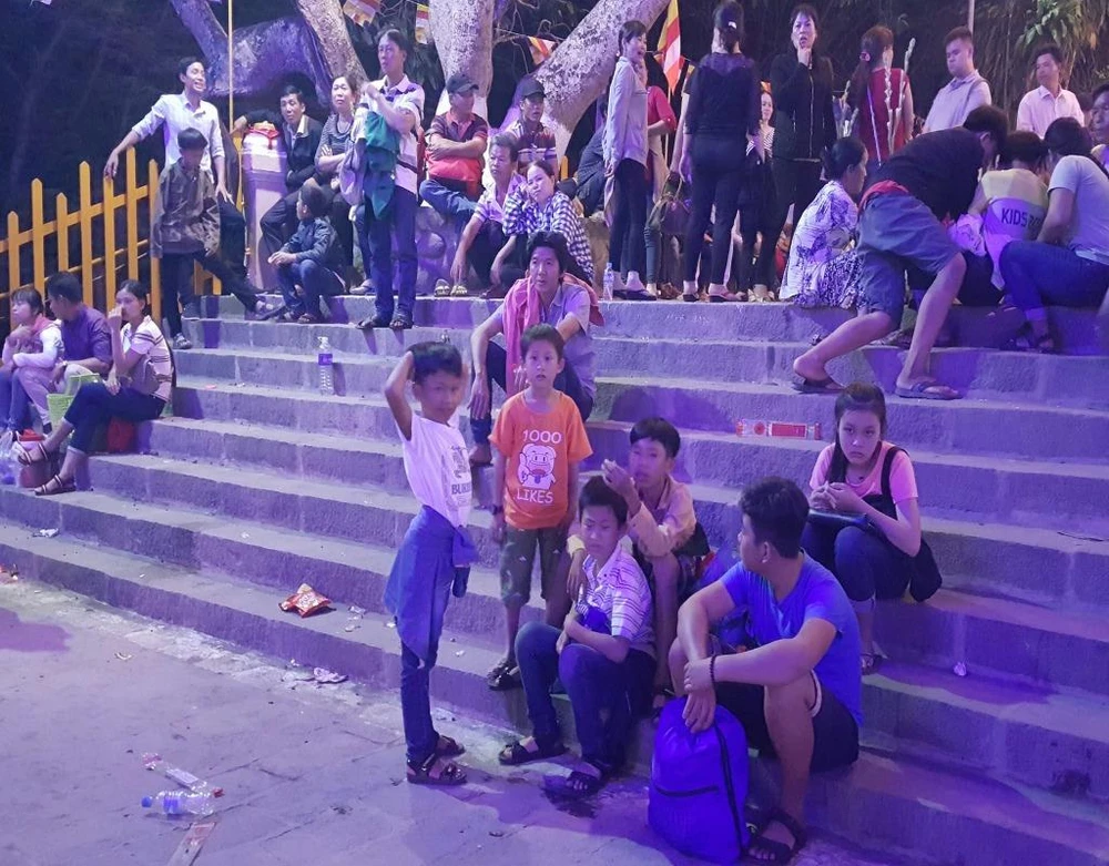 Gia đình các du khách mệt mỏi bơ phờ 