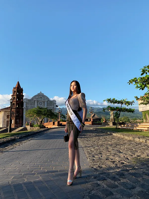 Ở Miss Intercontinental, Ngân Anh đẹp tự nhiên hay photoshop? ảnh 1 Ở Miss Intercontinental, Ngân Anh đẹp tự nhiên hay photoshop? ảnh 1