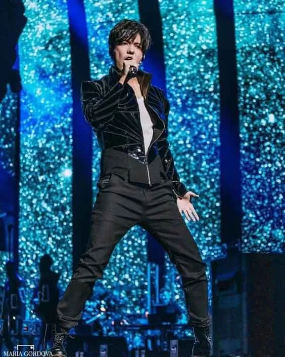 Chàng hoàng tử có giọng hát của 'người ngoài hành tinh' ảnh 7