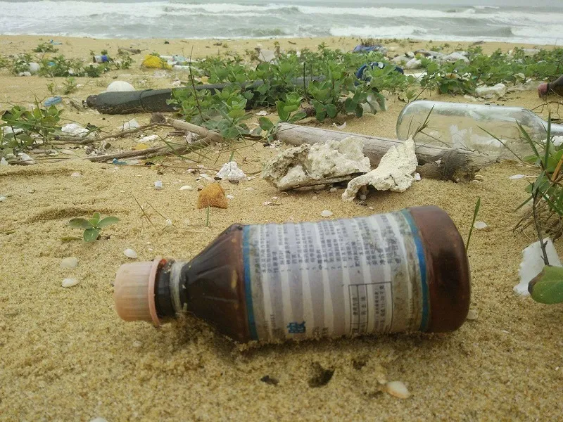 10 km bờ biển ngổn ngang vỏ chai nhãn Trung Quốc ảnh 4 10 km bờ biển ngổn ngang vỏ chai nhãn Trung Quốc ảnh 4