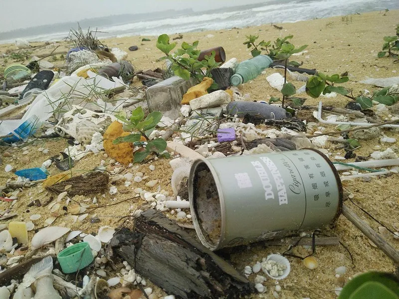 10 km bờ biển ngổn ngang vỏ chai nhãn Trung Quốc ảnh 1 10 km bờ biển ngổn ngang vỏ chai nhãn Trung Quốc ảnh 1