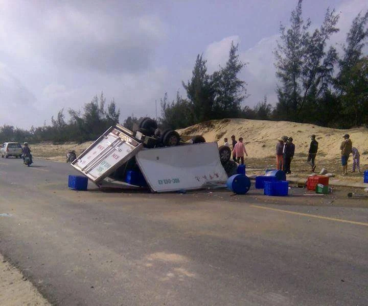 Lật xe đông lạnh, tài xế tử vong ảnh 1