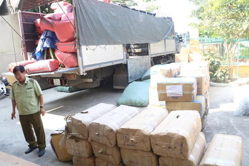 Bắt xe chở vải và bình nóng lạnh không giấy tờ ảnh 1 Bắt xe chở vải và bình nóng lạnh không giấy tờ ảnh 1