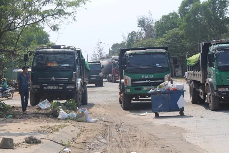 Nhiều xe tải bị chặn nằm giữa đường. 