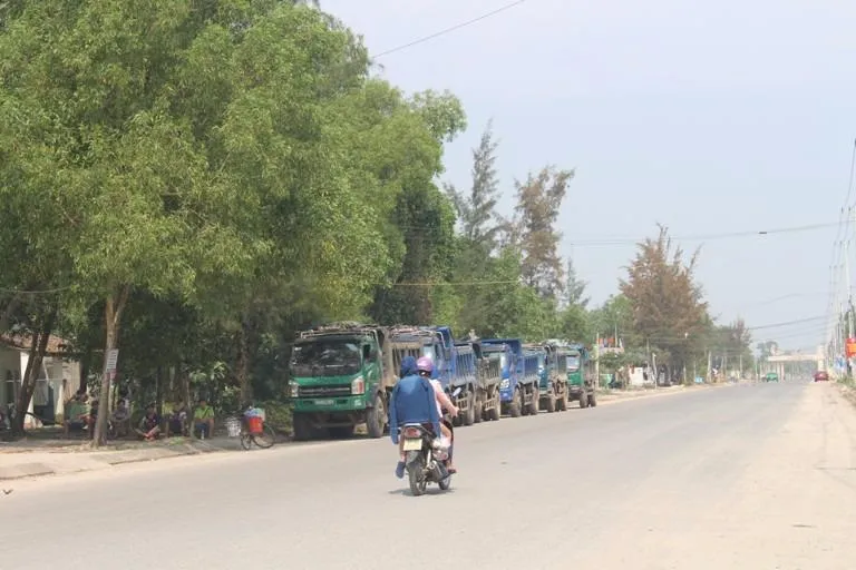 Xe bị chặn nằm chờ bên đường