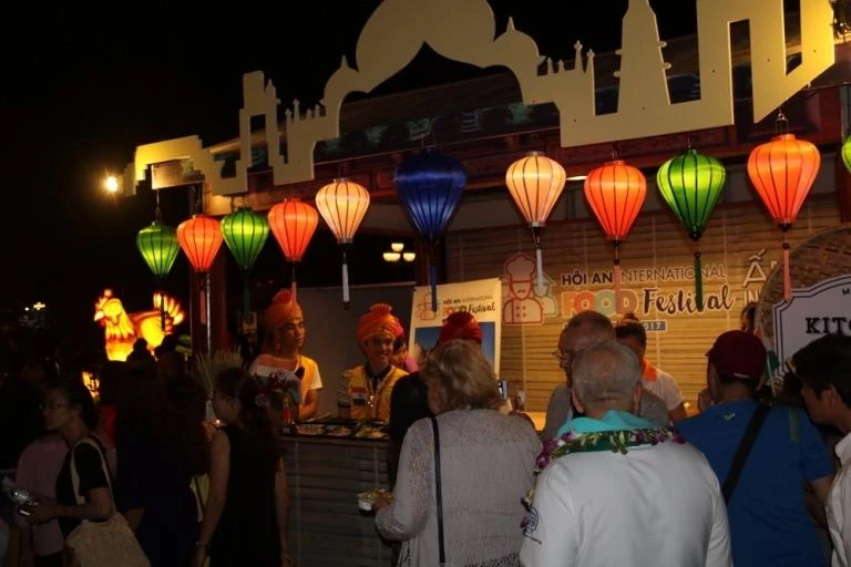 Các đầu bếp quốc tế biễu diễn nấu ăn tại Hội An