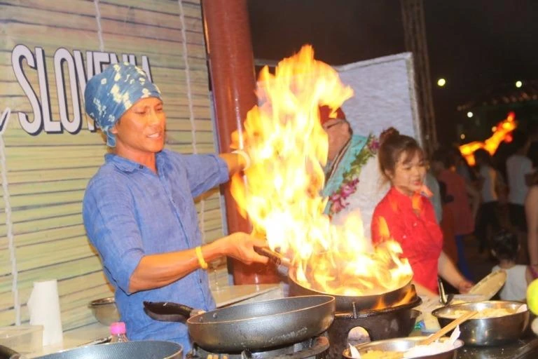 Người đầu bếp vui tính đang biểu diễn tài nghệ ở gian hàng của quốc gia Slovenia thu hút nhiều người xem