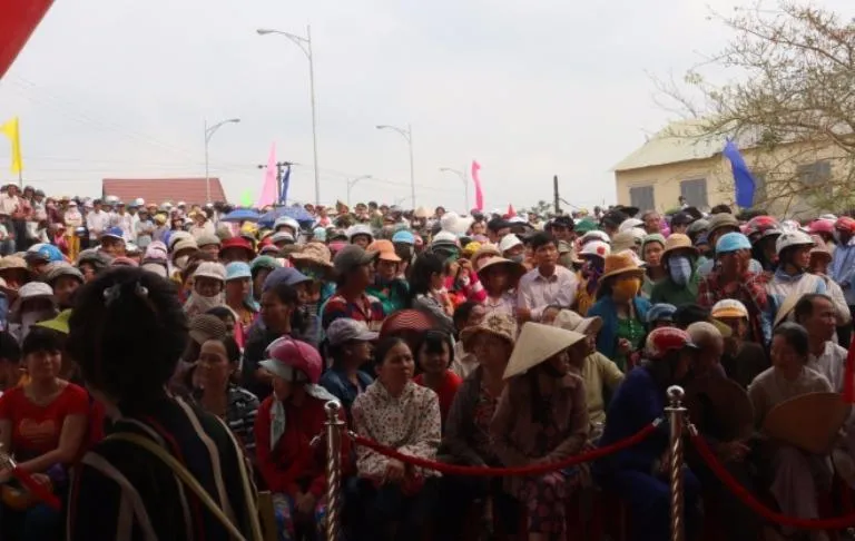 Rất đông người vui mừng đến để được đi trên cây cầu mới