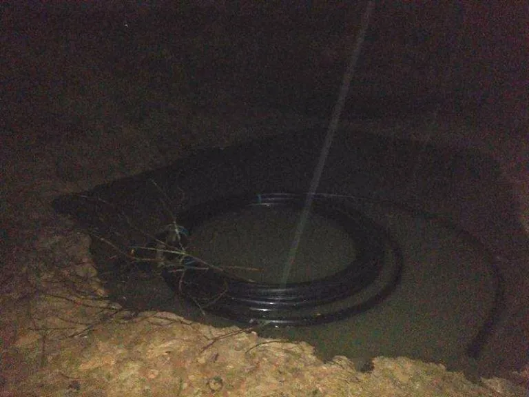 2 anh em rơi hố công trình, người anh đã tử vong ảnh 1 Hố nước công trình nơi nạn nhân tử vong không có biển cảnh báo