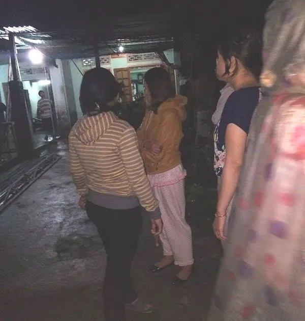 2 anh em rơi hố công trình, người anh đã tử vong ảnh 2 Người dân đến chia buồn cùng gia đình nạn nhân.