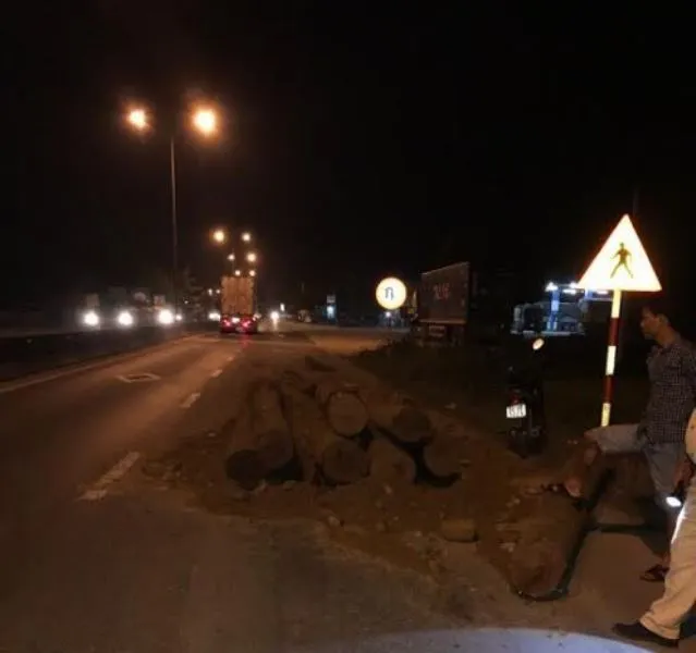 Bị kiểm tra, tài xế trút gỗ xuống đường bỏ trốn ảnh 1 Bị kiểm tra, tài xế trút gỗ xuống đường bỏ trốn ảnh 1